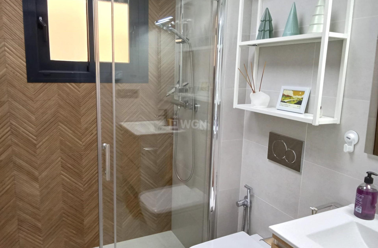 Odsprzedaż - Mieszkanie w bloku - Torrevieja - Estacion De Autobuses