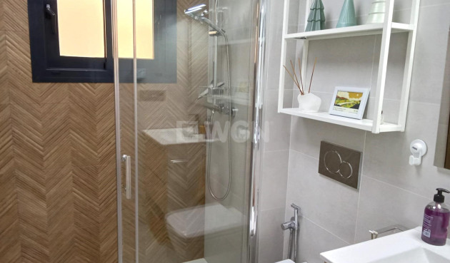 Odsprzedaż - Mieszkanie w bloku - Torrevieja - Estacion De Autobuses