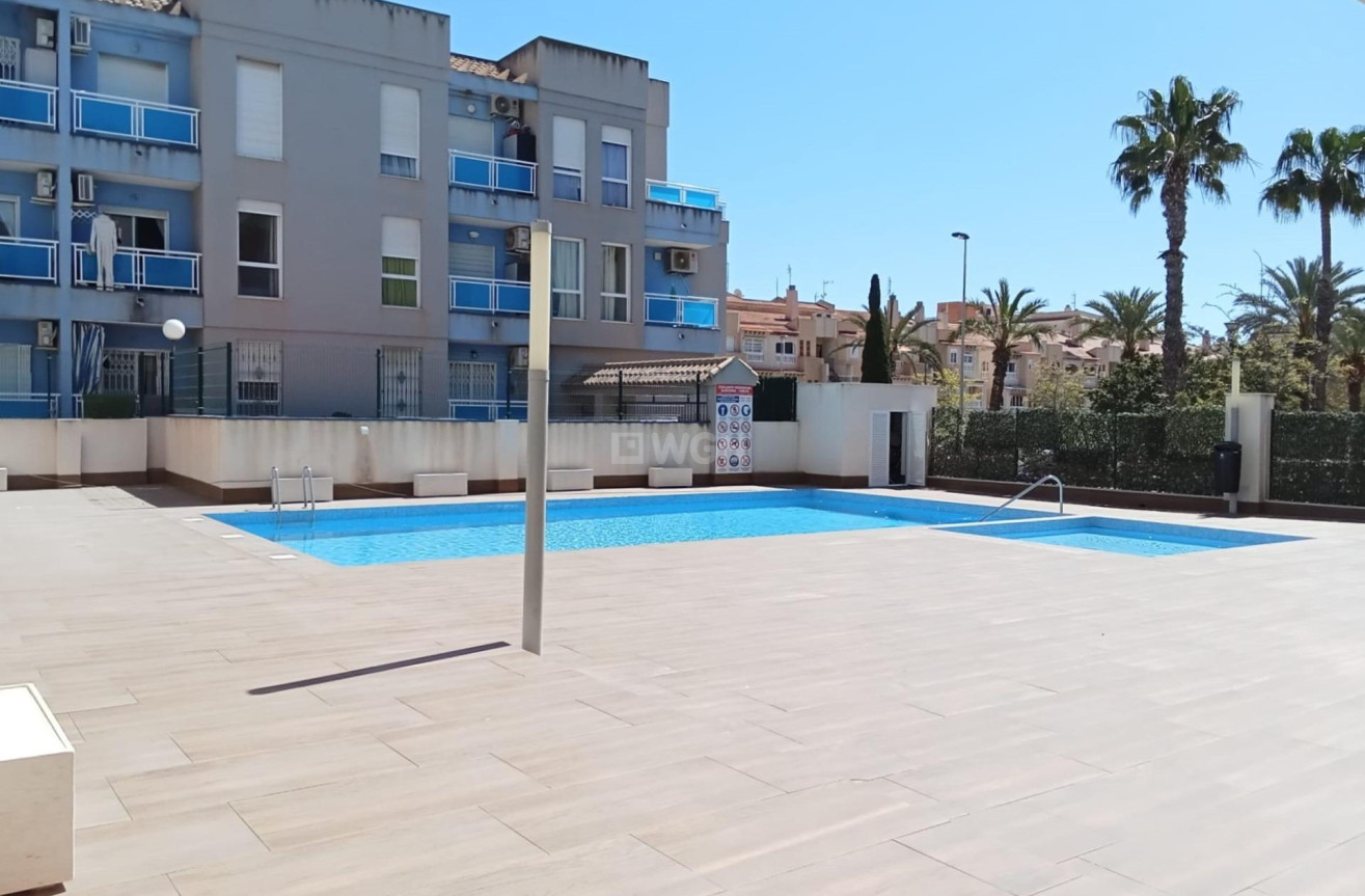 Odsprzedaż - Mieszkanie w bloku - Torrevieja - Estacion De Autobuses