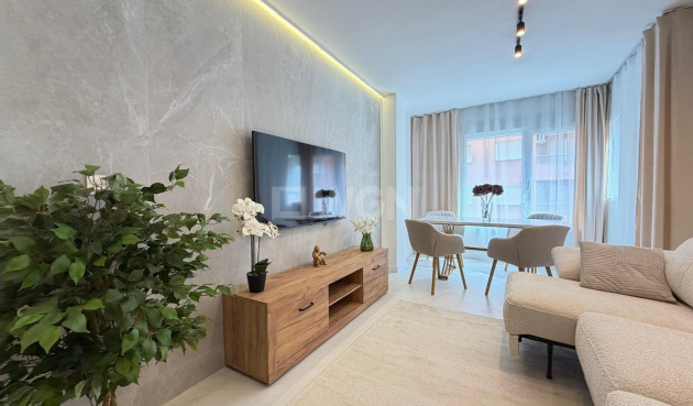 Odsprzedaż - Mieszkanie w bloku - Torrevieja - Playa del Cura