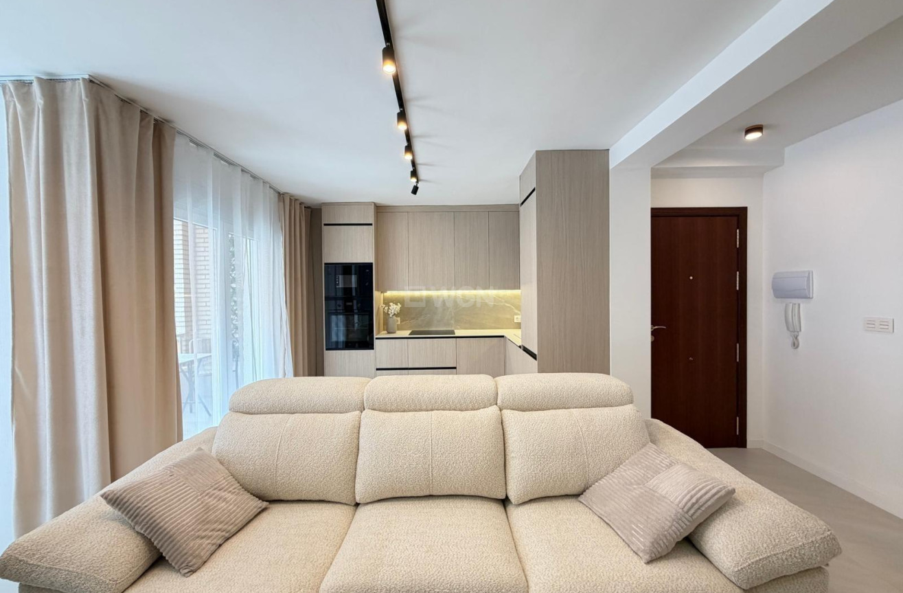 Odsprzedaż - Mieszkanie w bloku - Torrevieja - Playa del Cura