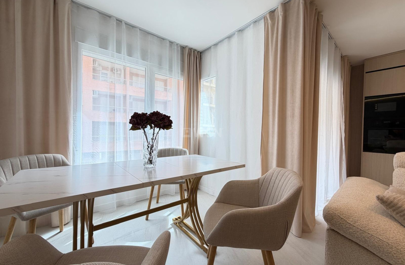 Odsprzedaż - Mieszkanie w bloku - Torrevieja - Playa del Cura