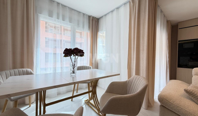 Odsprzedaż - Mieszkanie w bloku - Torrevieja - Playa del Cura