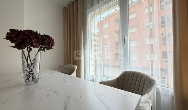 Odsprzedaż - Mieszkanie w bloku - Torrevieja - Playa del Cura