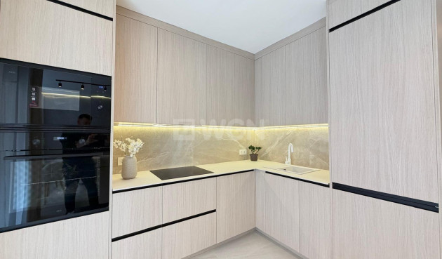 Odsprzedaż - Mieszkanie w bloku - Torrevieja - Playa del Cura