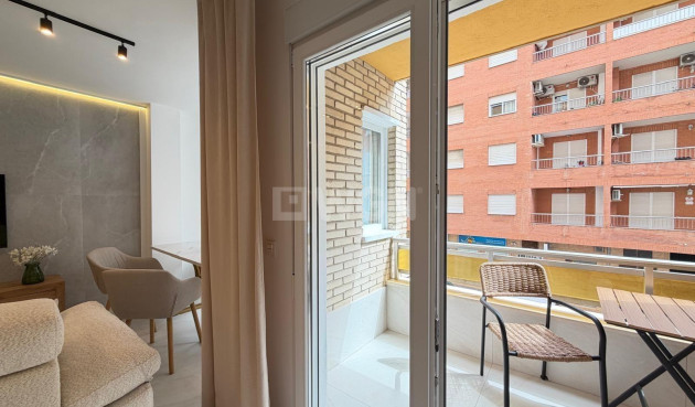 Odsprzedaż - Mieszkanie w bloku - Torrevieja - Playa del Cura