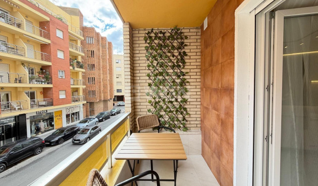 Odsprzedaż - Mieszkanie w bloku - Torrevieja - Playa del Cura