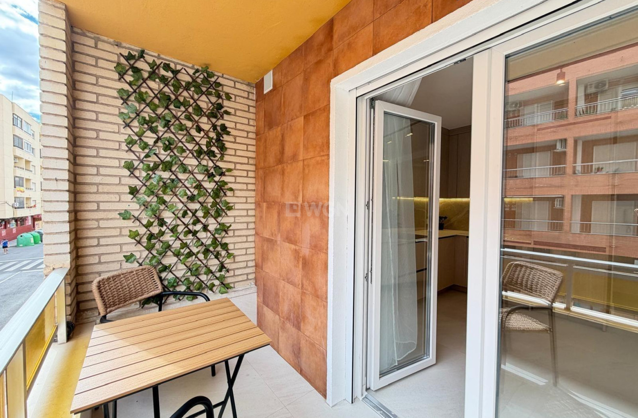 Odsprzedaż - Mieszkanie w bloku - Torrevieja - Playa del Cura