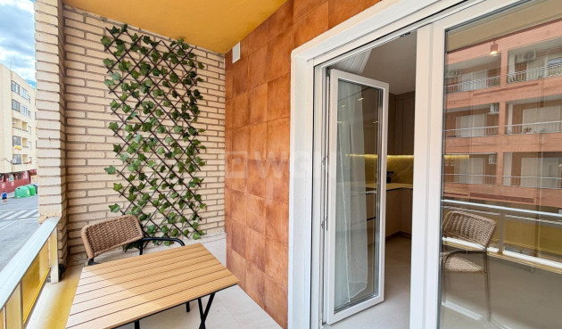 Odsprzedaż - Mieszkanie w bloku - Torrevieja - Playa del Cura