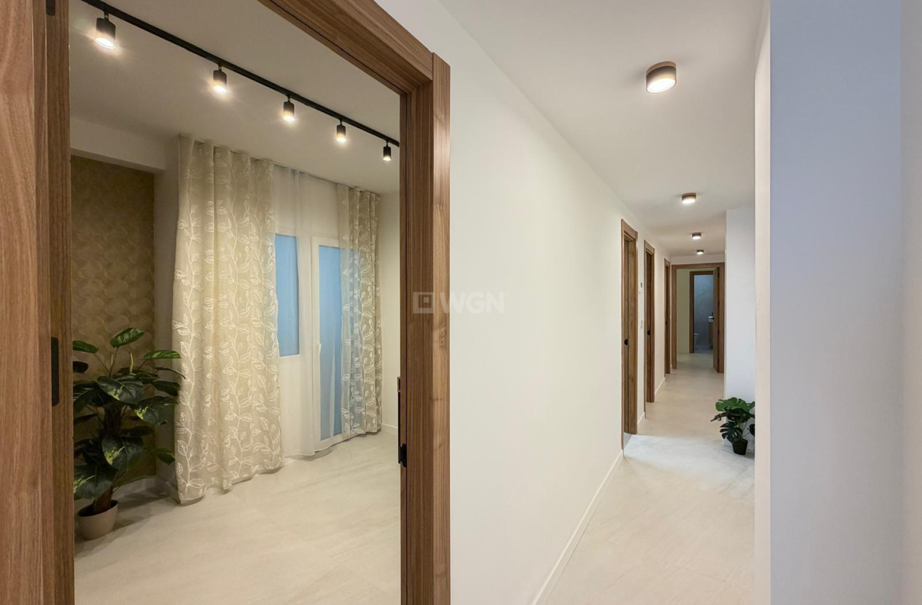 Odsprzedaż - Mieszkanie w bloku - Torrevieja - Playa del Cura