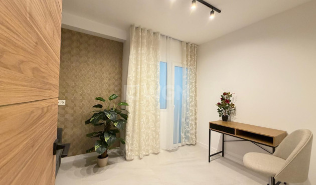 Odsprzedaż - Mieszkanie w bloku - Torrevieja - Playa del Cura