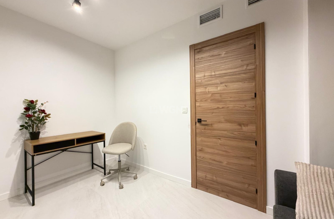 Odsprzedaż - Mieszkanie w bloku - Torrevieja - Playa del Cura