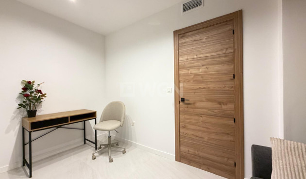 Odsprzedaż - Mieszkanie w bloku - Torrevieja - Playa del Cura