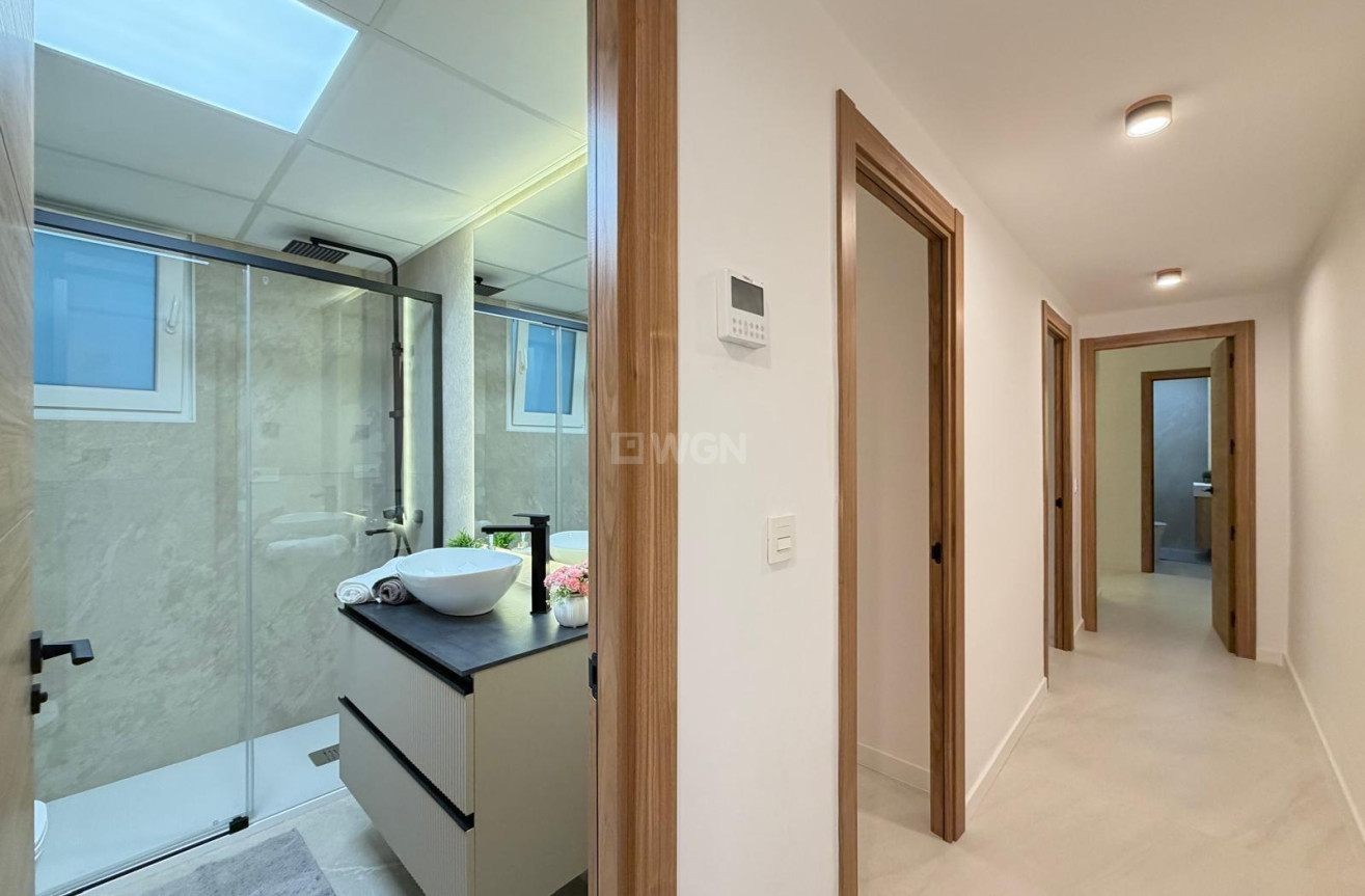 Odsprzedaż - Mieszkanie w bloku - Torrevieja - Playa del Cura