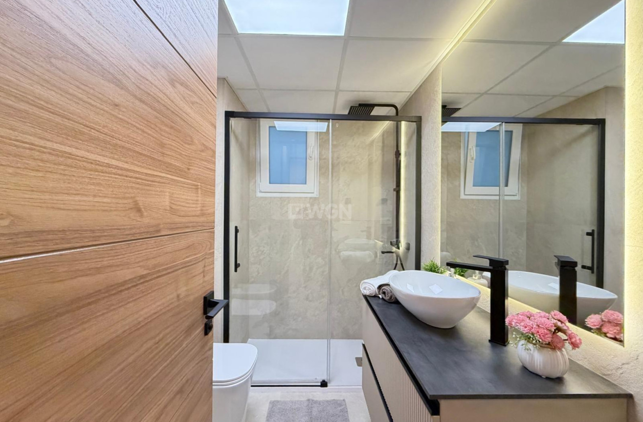 Odsprzedaż - Mieszkanie w bloku - Torrevieja - Playa del Cura