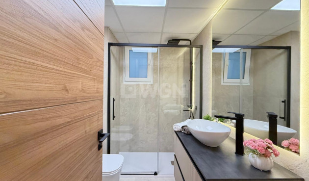 Odsprzedaż - Mieszkanie w bloku - Torrevieja - Playa del Cura