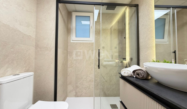 Odsprzedaż - Mieszkanie w bloku - Torrevieja - Playa del Cura