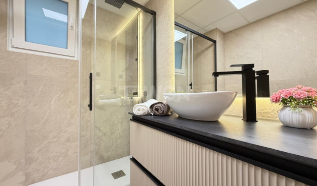 Odsprzedaż - Mieszkanie w bloku - Torrevieja - Playa del Cura