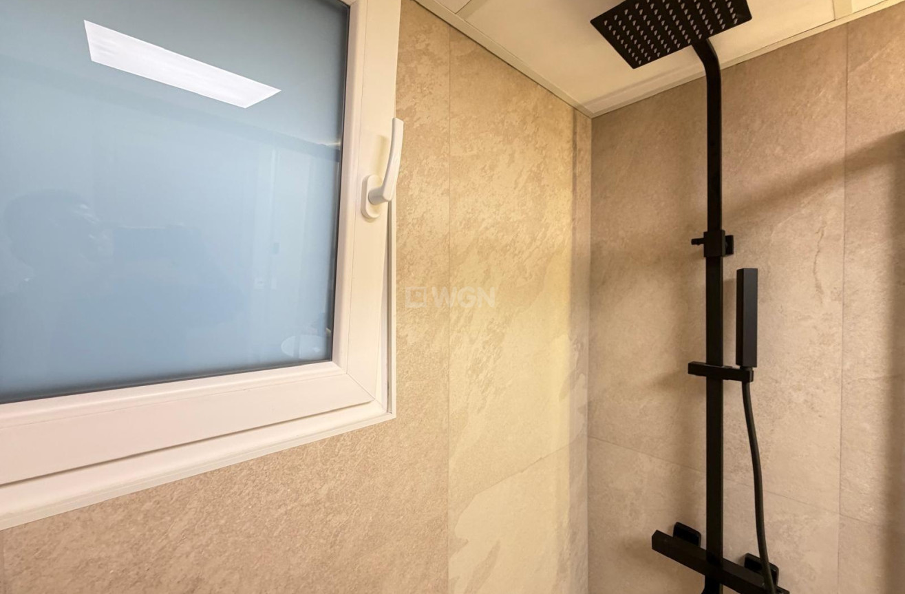 Odsprzedaż - Mieszkanie w bloku - Torrevieja - Playa del Cura