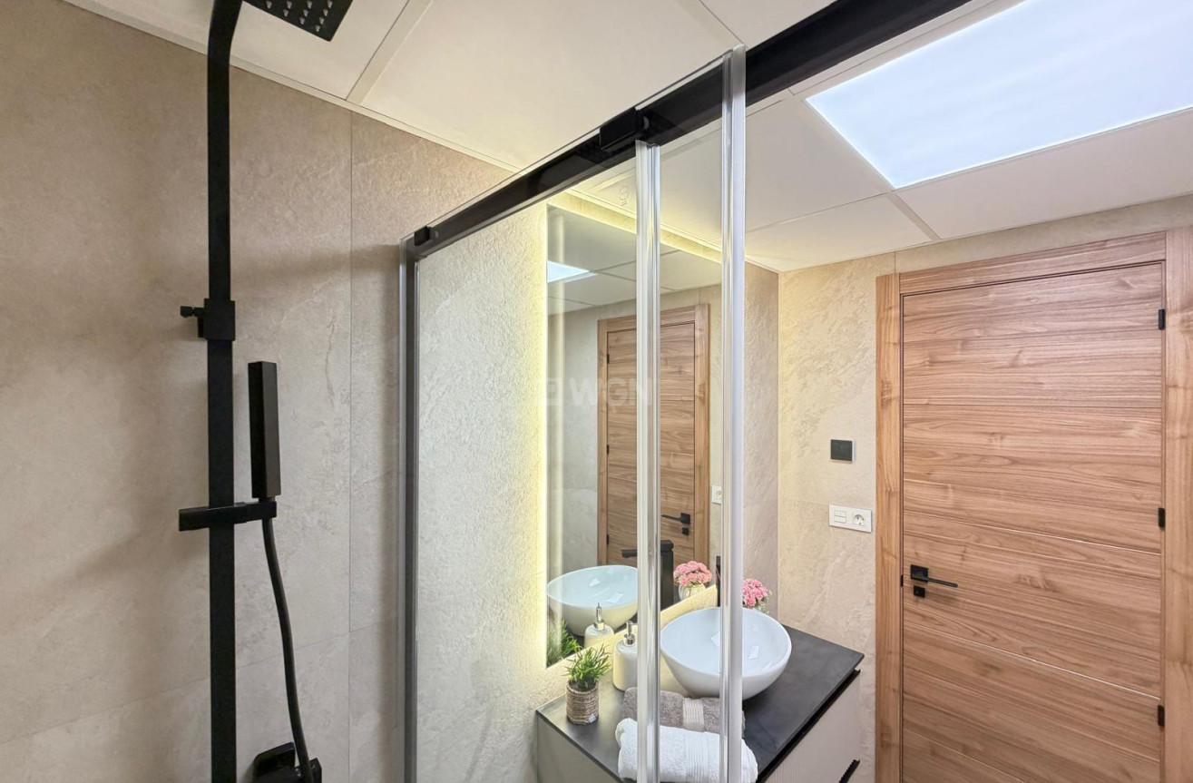 Odsprzedaż - Mieszkanie w bloku - Torrevieja - Playa del Cura