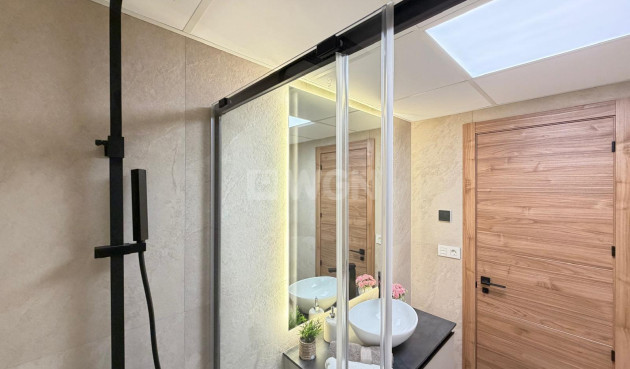 Odsprzedaż - Mieszkanie w bloku - Torrevieja - Playa del Cura