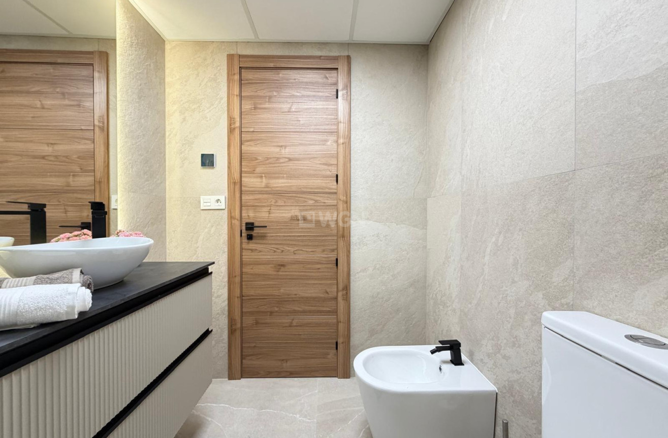 Odsprzedaż - Mieszkanie w bloku - Torrevieja - Playa del Cura