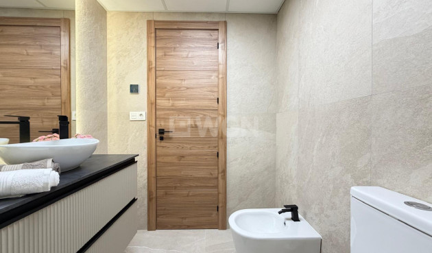 Odsprzedaż - Mieszkanie w bloku - Torrevieja - Playa del Cura