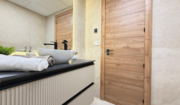 Odsprzedaż - Mieszkanie w bloku - Torrevieja - Playa del Cura