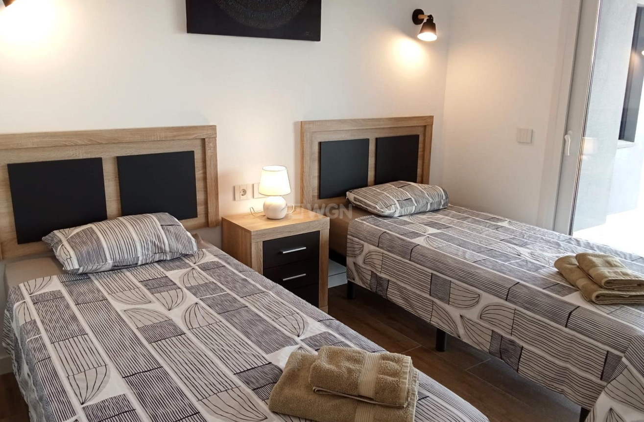 Odsprzedaż - Mieszkanie w bloku - Torrevieja - Punta Prima