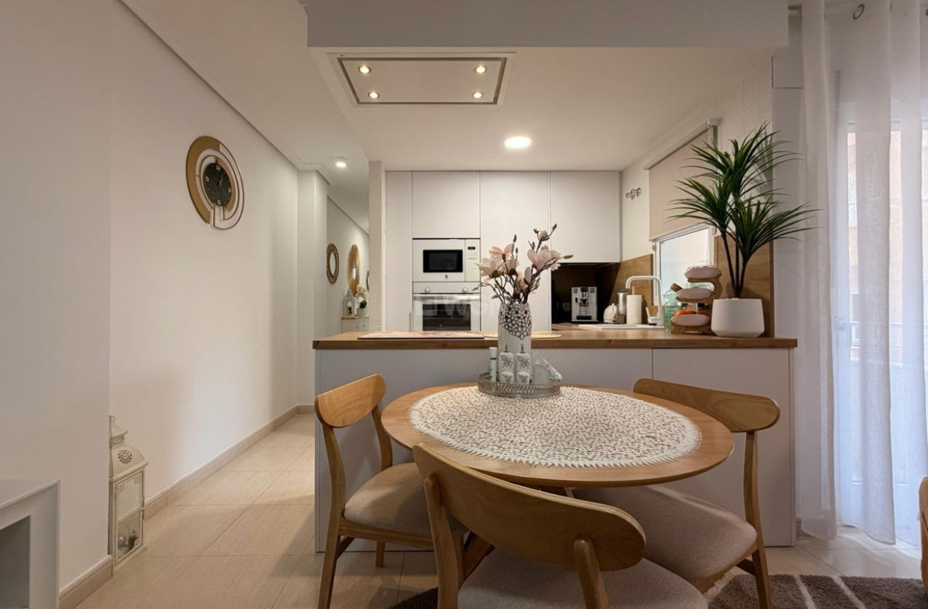 Odsprzedaż - Mieszkanie w bloku - Torrevieja - Centro