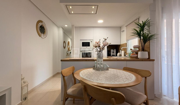 Odsprzedaż - Mieszkanie w bloku - Torrevieja - Centro