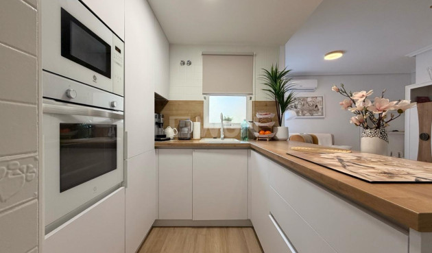 Odsprzedaż - Mieszkanie w bloku - Torrevieja - Centro