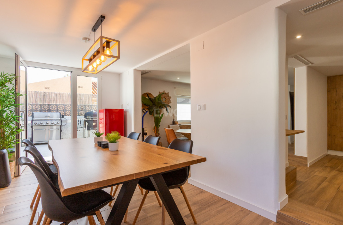 Odsprzedaż - Villa - Los Balcones - Costa Blanca