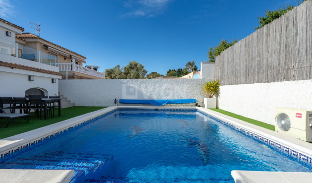 Odsprzedaż - Villa - Los Balcones - Costa Blanca