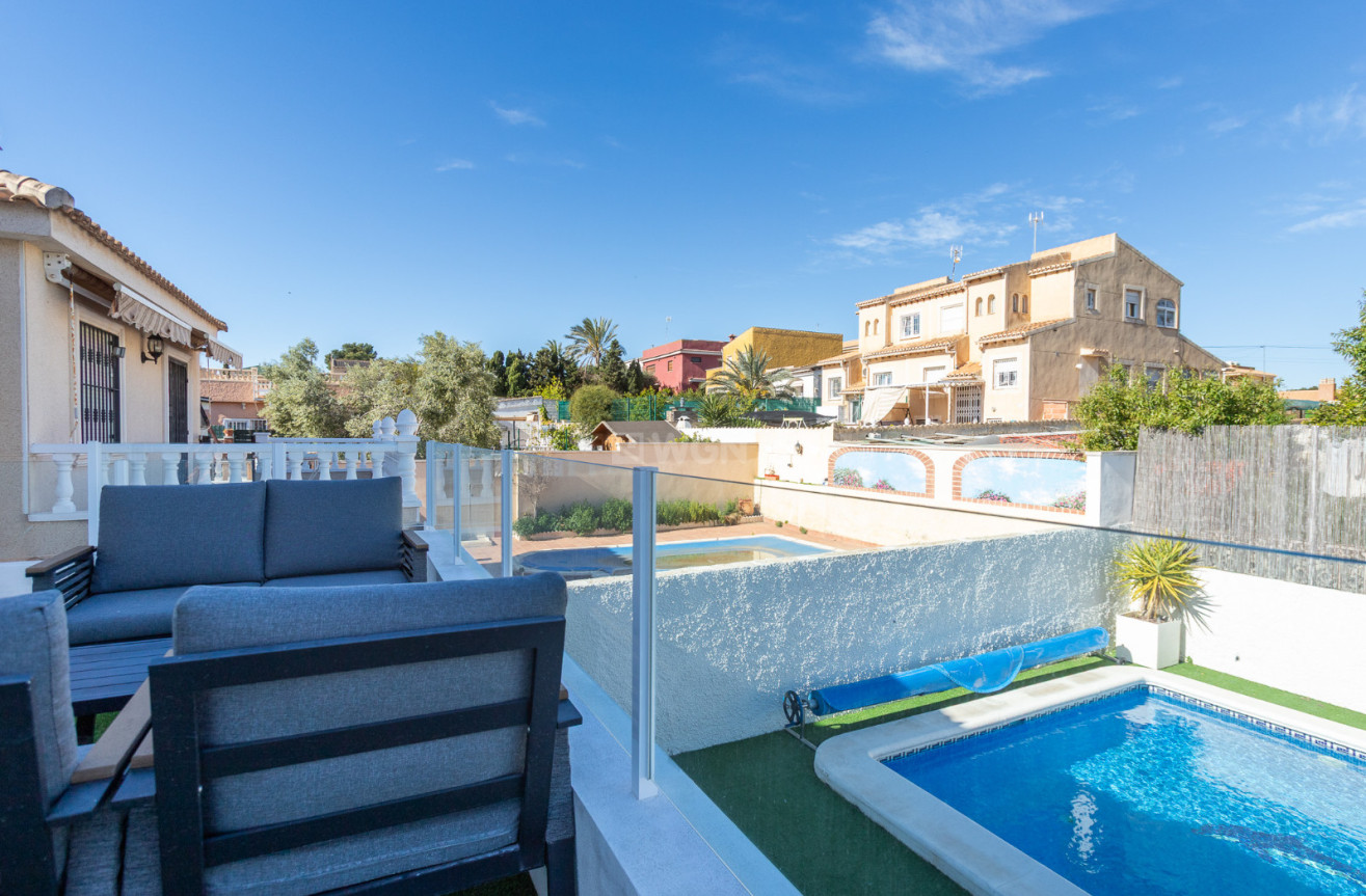 Odsprzedaż - Villa - Los Balcones - Costa Blanca