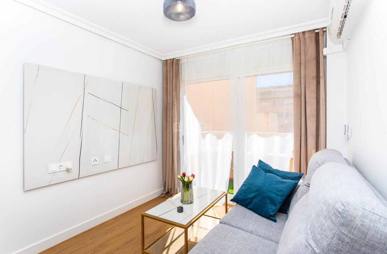 Odsprzedaż - Mieszkanie w bloku - Torrevieja - Centro