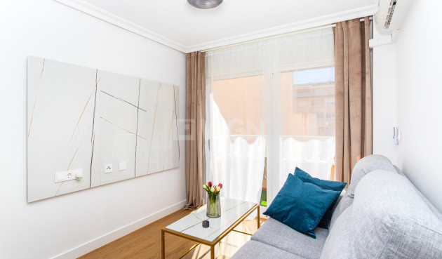 Odsprzedaż - Mieszkanie w bloku - Torrevieja - Centro