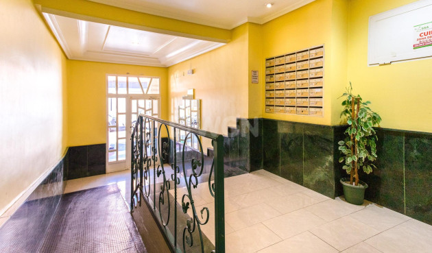 Odsprzedaż - Mieszkanie w bloku - Torrevieja - Centro