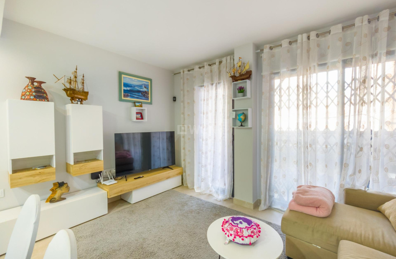 Odsprzedaż - Mieszkanie w bloku - Torrevieja - Estacion De Autobuses