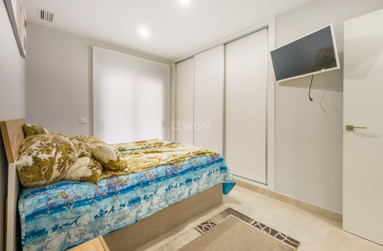 Odsprzedaż - Mieszkanie w bloku - Torrevieja - Estacion De Autobuses