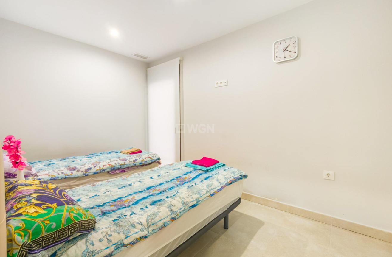 Odsprzedaż - Mieszkanie w bloku - Torrevieja - Estacion De Autobuses