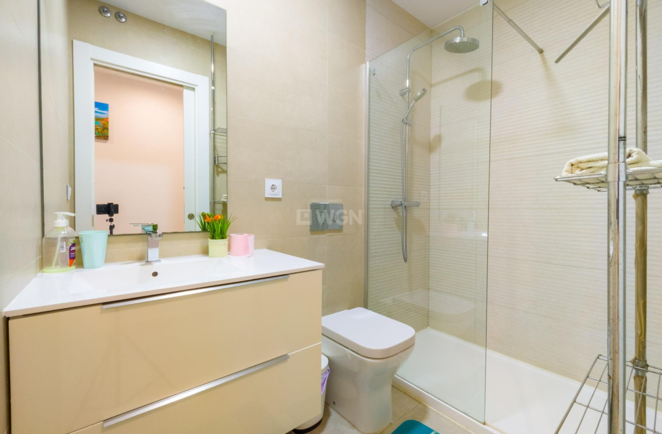 Odsprzedaż - Mieszkanie w bloku - Torrevieja - Estacion De Autobuses