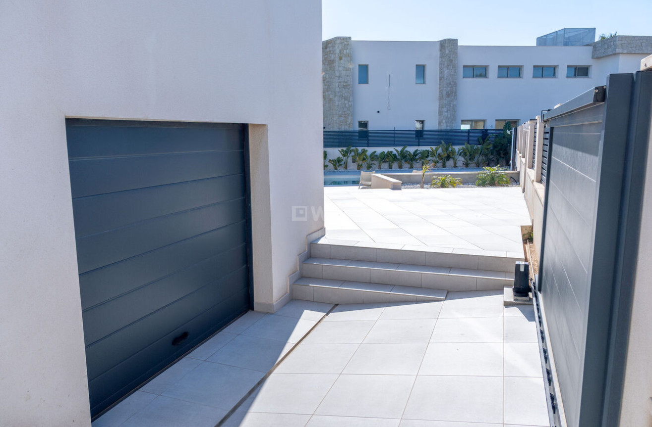 Odsprzedaż - Villa - Torrevieja - La Valeta