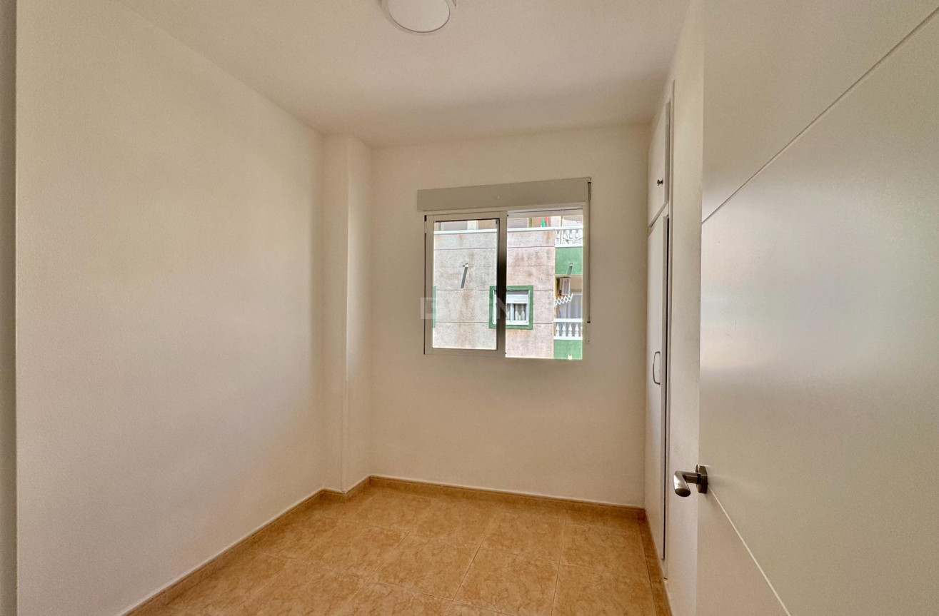 Odsprzedaż - Mieszkanie w bloku - Torrevieja - Centro
