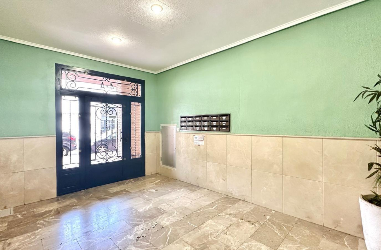 Odsprzedaż - Mieszkanie w bloku - Torrevieja - Centro
