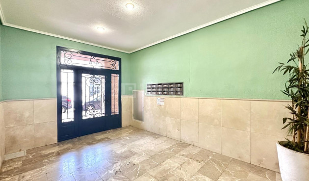 Odsprzedaż - Mieszkanie w bloku - Torrevieja - Centro