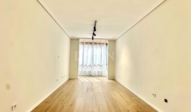 Odsprzedaż - Mieszkanie w bloku - Torrevieja - Centro