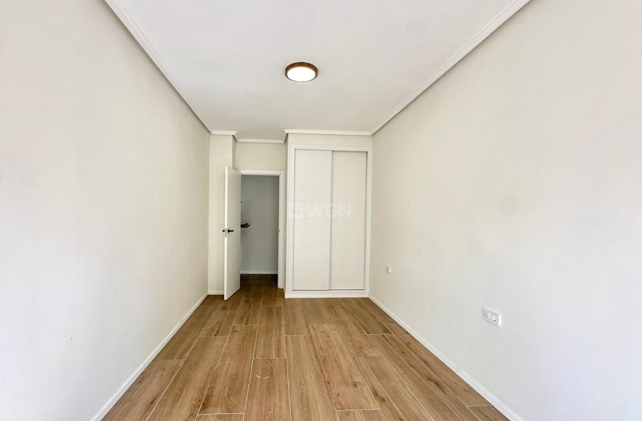 Odsprzedaż - Mieszkanie w bloku - Torrevieja - Centro