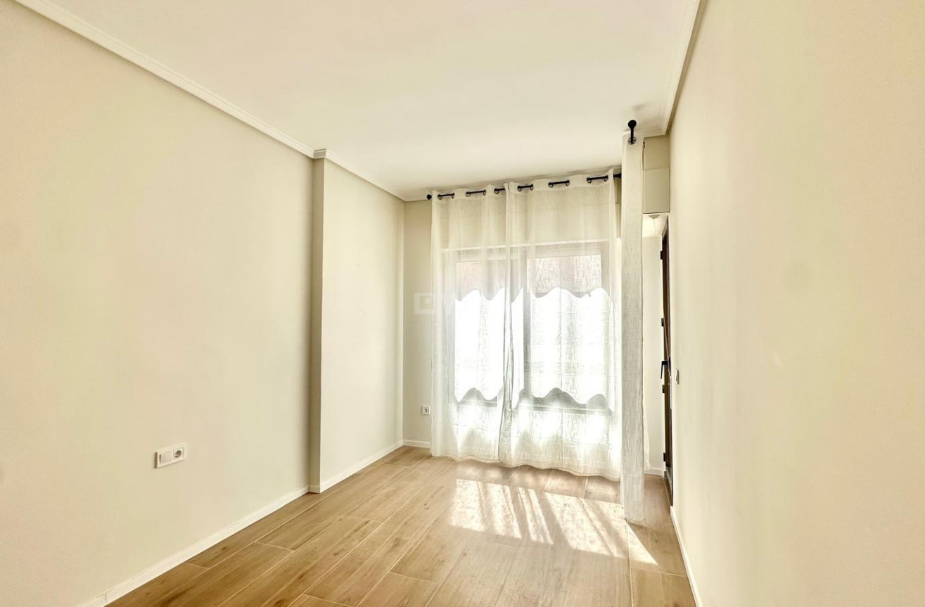 Odsprzedaż - Mieszkanie w bloku - Torrevieja - Centro