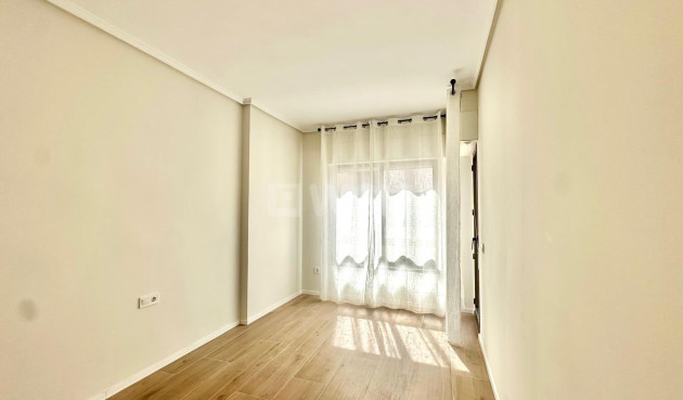 Odsprzedaż - Mieszkanie w bloku - Torrevieja - Centro